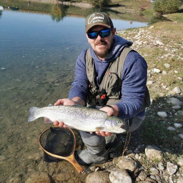 Journée de pêche en lac privé en Ariège, truite, black bass, sandre et saumon de fontaine
